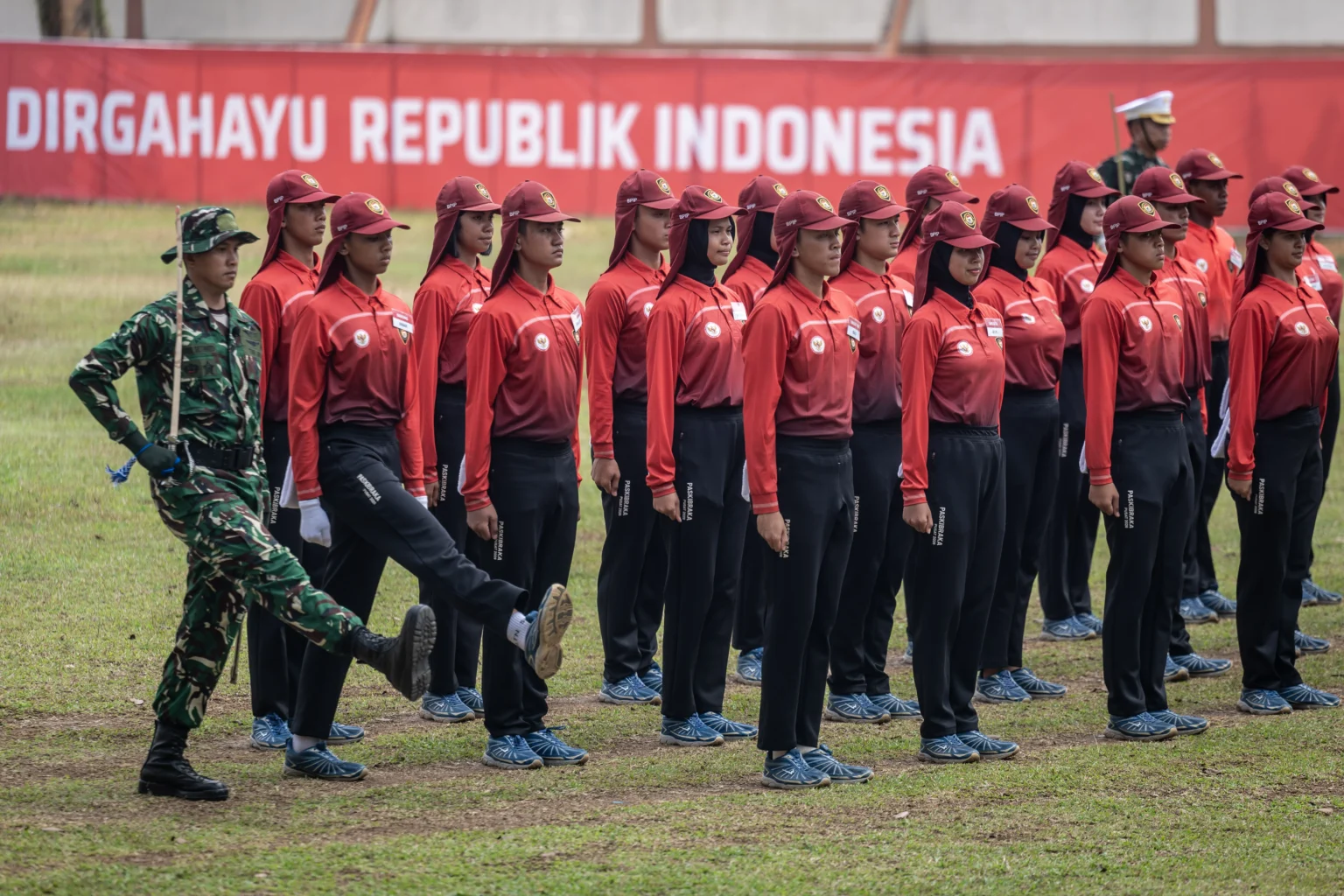Anggota Pasukan Pengibar Bendera Pusaka (Paskibraka) Nasional mengikuti latihan tingkat pusat di Lapangan PPSDM Kemendikdasmen, Depok, Jawa Barat, Senin (3/8/2026).