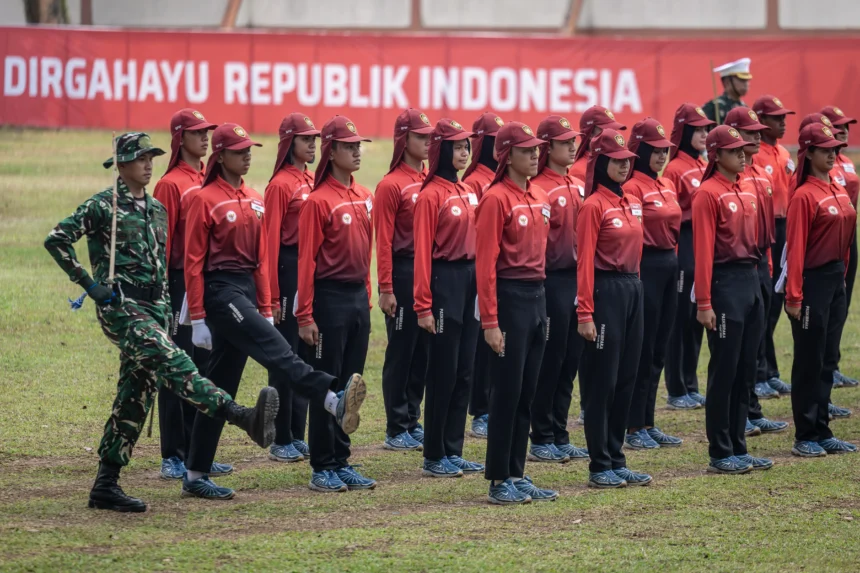 Anggota Pasukan Pengibar Bendera Pusaka (Paskibraka) Nasional mengikuti latihan tingkat pusat di Lapangan PPSDM Kemendikdasmen, Depok, Jawa Barat, Senin (3/8/2026).