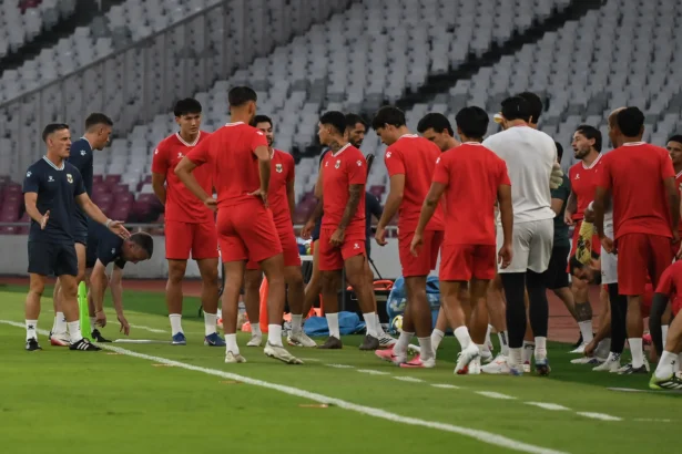 Pelatih Timnas Indonesia John Herdman (kiri) memberikan arahan kepada anak asuhnya pada sesi latihan di Stadion GBK, Jakarta