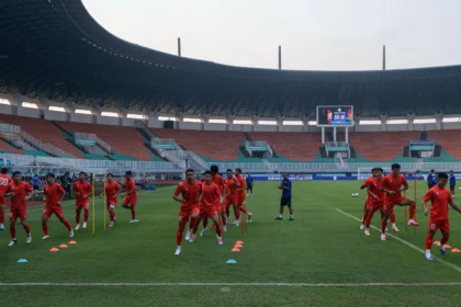 Sejumlah pesepak bola Timnas Vietnam melakukan sesi latihan di Stadion Gelora Pakansari, Kabupaten Bogor