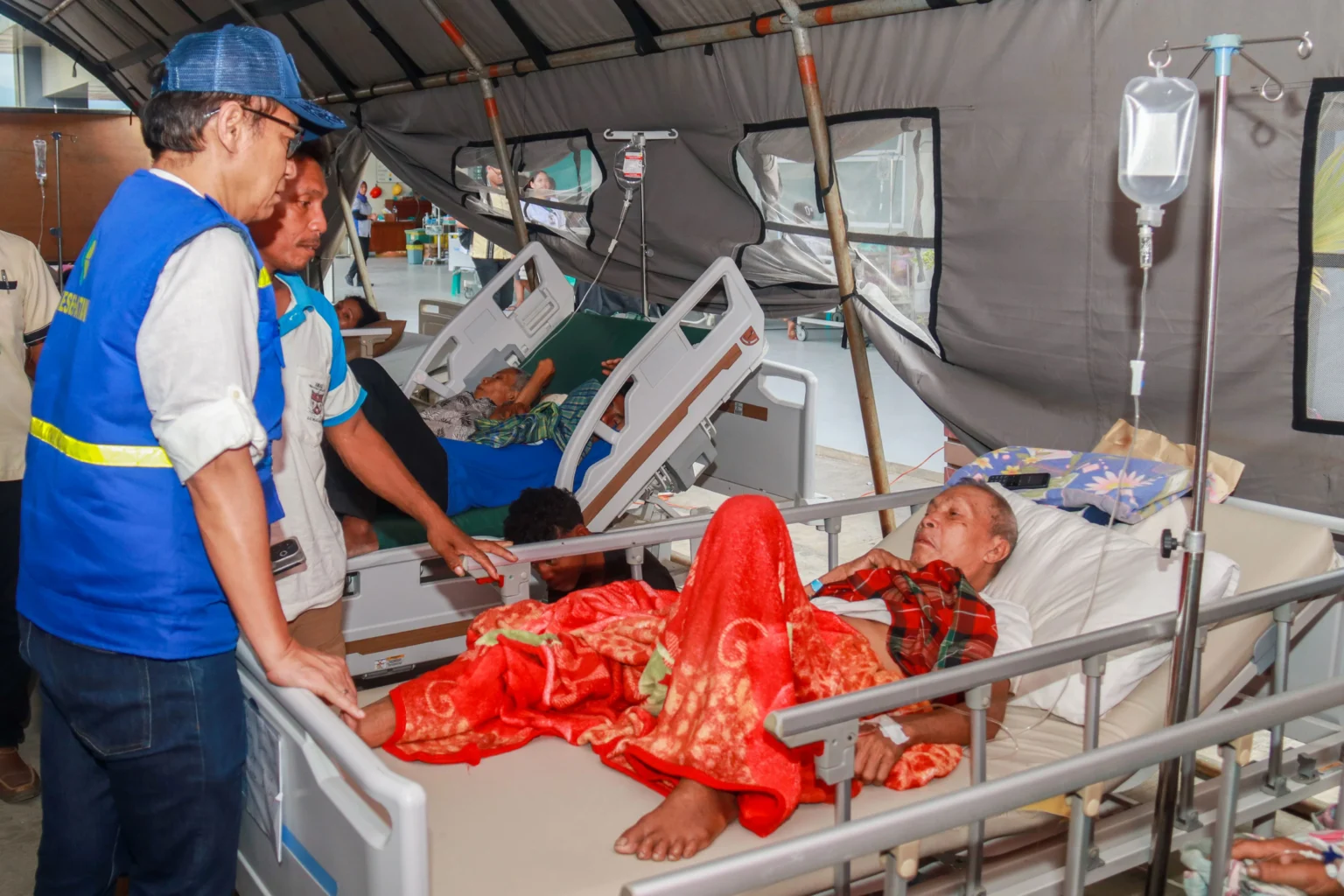 Menteri Kesehatan Budi Gunadi Sadikin (kiri) berdialog dengan pasien di RSUD Komodo, Labuan Bajo, Manggarai Barat, Nusa Tenggara Timur (NTT)