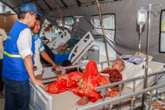 Menteri Kesehatan Budi Gunadi Sadikin (kiri) berdialog dengan pasien di RSUD Komodo, Labuan Bajo, Manggarai Barat, Nusa Tenggara Timur (NTT)