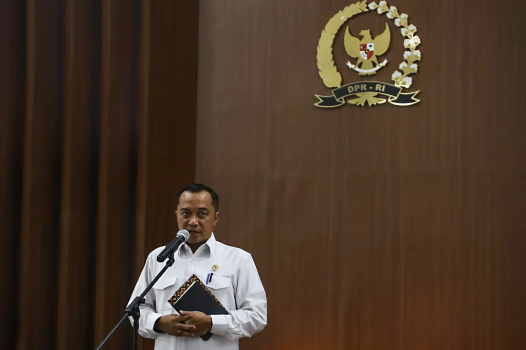 Menteri Sekertaris Negara Prasetyo Hadi menyampaikan keterangan usai rapat koordinasi dengan pimpinan DPR di Kompleks Parlemen, Senayan, Jakarta. (Sumber: Antara Foto/Asprilla Dwi Adha/nz)