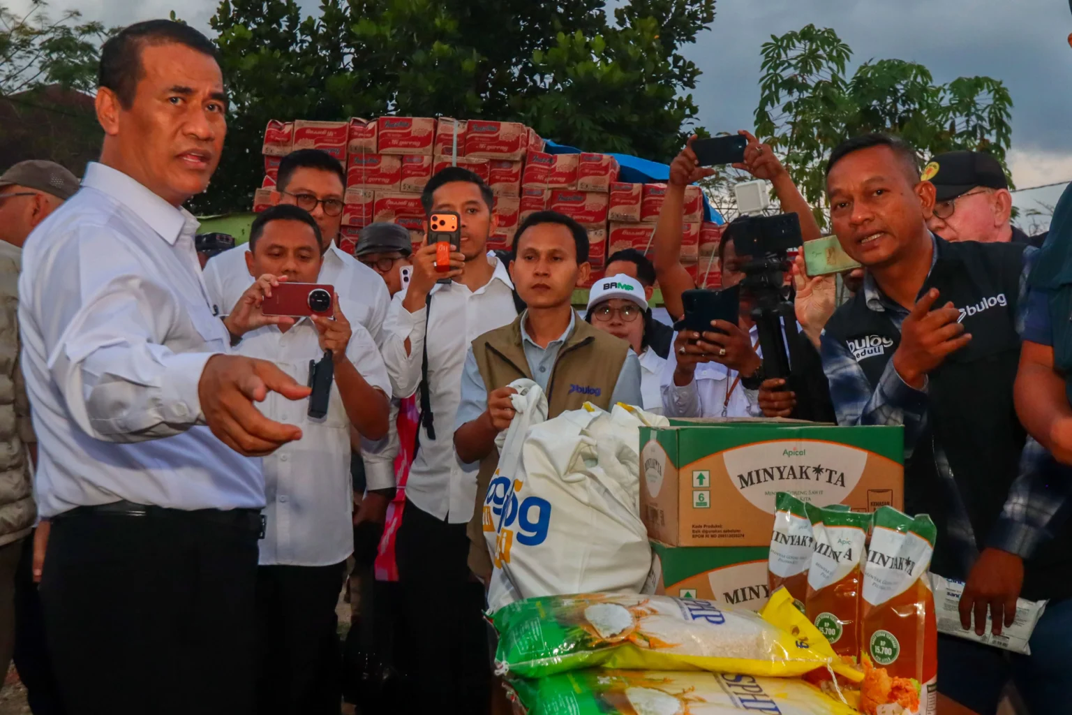 Menteri Pertanian sekaligus Kepala Badan Pangan Nasional (Bapanas) Andi Amran Sulaiman (kiri) meninjau penyaluran bantuan bagi para korban gempa bumi di Labuan Bajo, Manggarai Barat, NTT