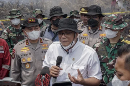 Menteri Lingkungan Hidup Mohammad Jumhur Hidayat (tengah) didampingi Kapolda Riau Irjen Pol Herry Heryawan (kedua kiri) memberikan keterangan kepada wartawan saat melihat langsung kondisi penanganan proses pemadaman kebakaran lahan gambut yang terjadi di Desa Rimbo Panjang, Kecamatan Tambang, Kabupaten Kampar, Riau, Sabtu (22/8/2026).
