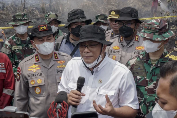 Menteri Lingkungan Hidup Mohammad Jumhur Hidayat (tengah) didampingi Kapolda Riau Irjen Pol Herry Heryawan (kedua kiri) memberikan keterangan kepada wartawan saat melihat langsung kondisi penanganan proses pemadaman kebakaran lahan gambut yang terjadi di Desa Rimbo Panjang, Kecamatan Tambang, Kabupaten Kampar, Riau, Sabtu (22/8/2026).