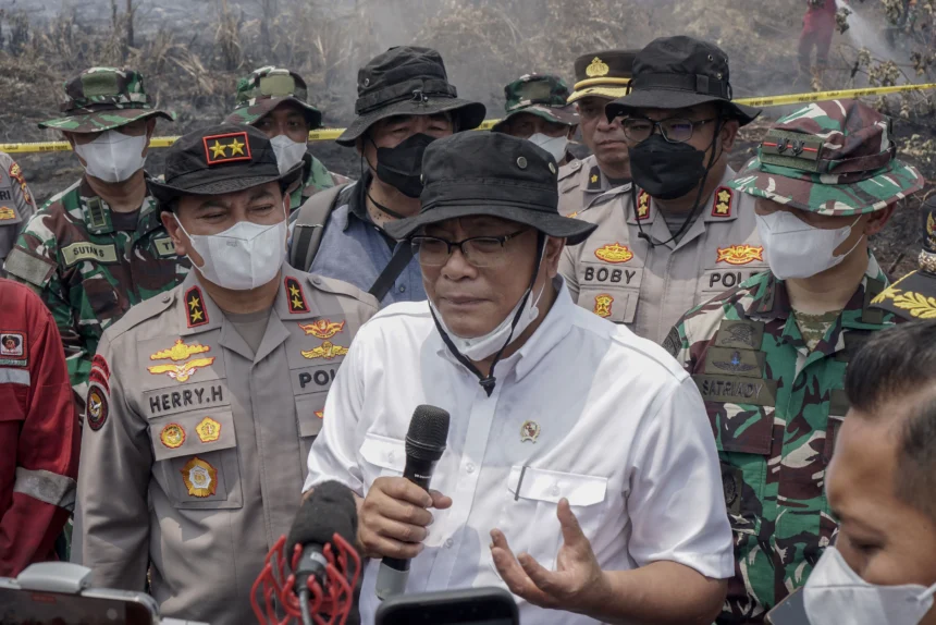 Menteri Lingkungan Hidup Mohammad Jumhur Hidayat (tengah) didampingi Kapolda Riau Irjen Pol Herry Heryawan (kedua kiri) memberikan keterangan kepada wartawan saat melihat langsung kondisi penanganan proses pemadaman kebakaran lahan gambut yang terjadi di Desa Rimbo Panjang, Kecamatan Tambang, Kabupaten Kampar, Riau, Sabtu (22/8/2026).