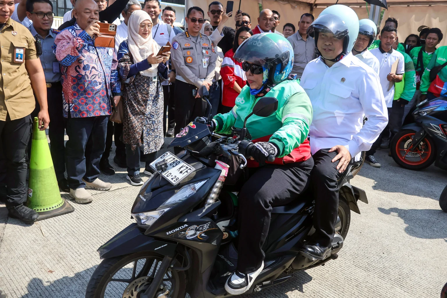 Menteri Perhubungan Dudy Purwagandhi (kanan) menumpang ojek online saat meninjau pelatihan keselamatan berkendara untuk ojek online di Terminal Jatijajar, Kota Depok, Jawa Barat