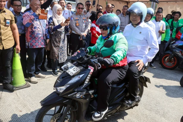 Menteri Perhubungan Dudy Purwagandhi (kanan) menumpang ojek online saat meninjau pelatihan keselamatan berkendara untuk ojek online di Terminal Jatijajar, Kota Depok, Jawa Barat