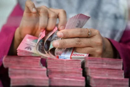 Karyawan menghitung uang pecahan rupiah di salah satu gerai penukaran mata uang asing di Jakarta. (Sumber: Antara Foto/Rivan Awal Lingga/nz)