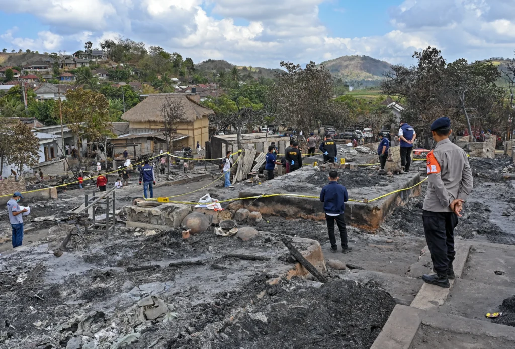 Personel Tim Laboratorium Forensik (Labfor) Polda Bali melakukan olah Tempat Kejadian Perkara (TKP) kebakaran Desa adat Sade, Rembitan, Kecamatan Pujut, Praya, Lombok Tengah, NTB. (Sumber: Antara Foto/Ahmad Subaidi/YU)