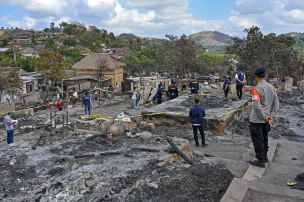Personel Tim Laboratorium Forensik (Labfor) Polda Bali melakukan olah Tempat Kejadian Perkara (TKP) kebakaran Desa adat Sade, Rembitan, Kecamatan Pujut, Praya, Lombok Tengah, NTB. (Sumber: Antara Foto/Ahmad Subaidi/YU)