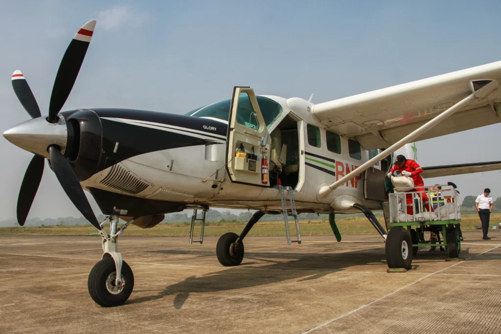 Petugas memasukan bahan semai Natrium Klorida (NaCI) kedalam pesawat Cessna 208B Grand Caravan Ex di Bandar Udara Tjilik Riwut, Palangka Raya, Kalimantan Tengah, Minggu (2/8/2026).