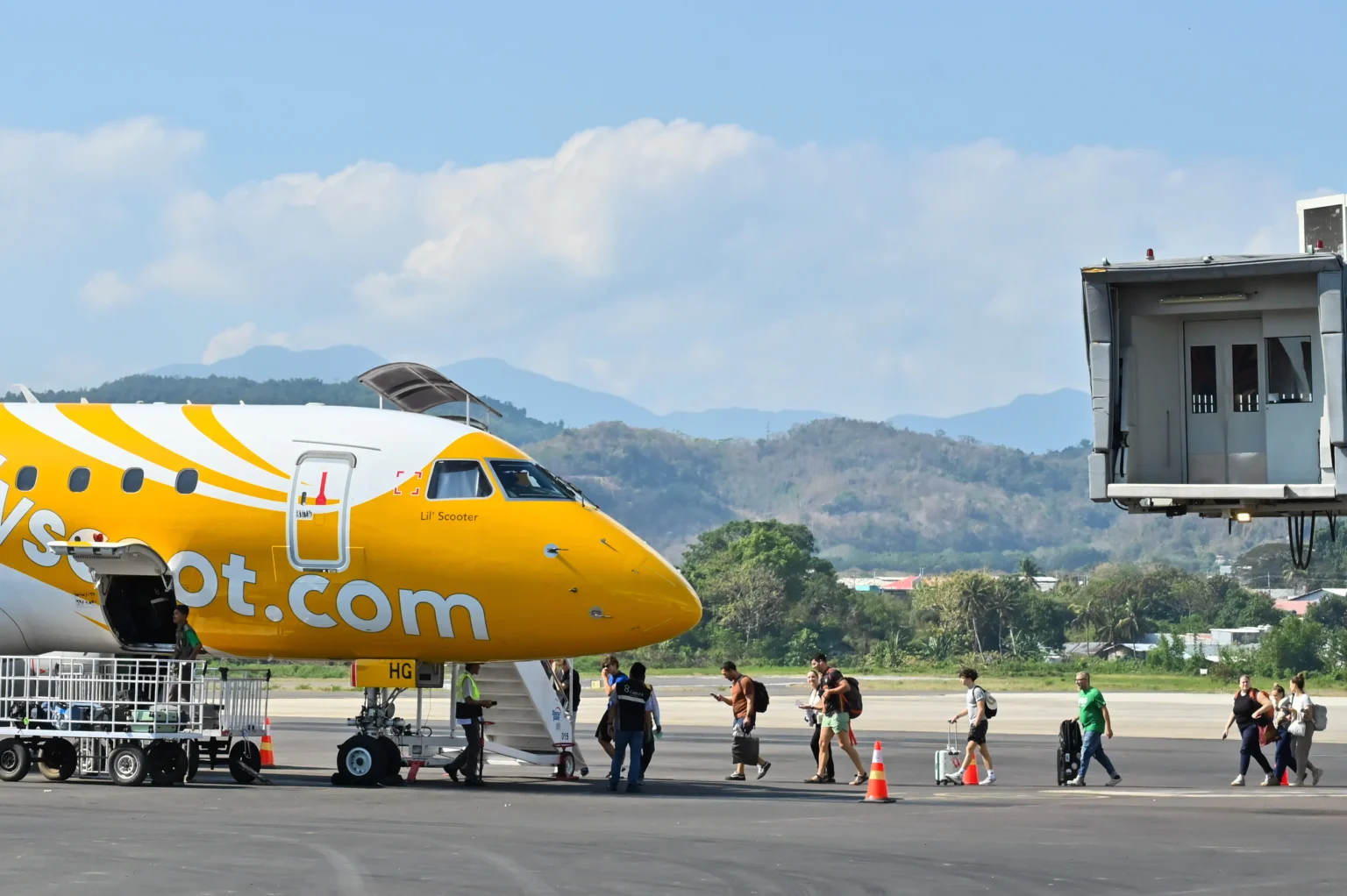 Sejumlah penumpang berjalan menaiki pesawat di Bandara Komodo, Manggarai Barat, NTT, Minggu (16/8/2026). (Sumber: Antara Foto/Fikri Yusuf/nym)