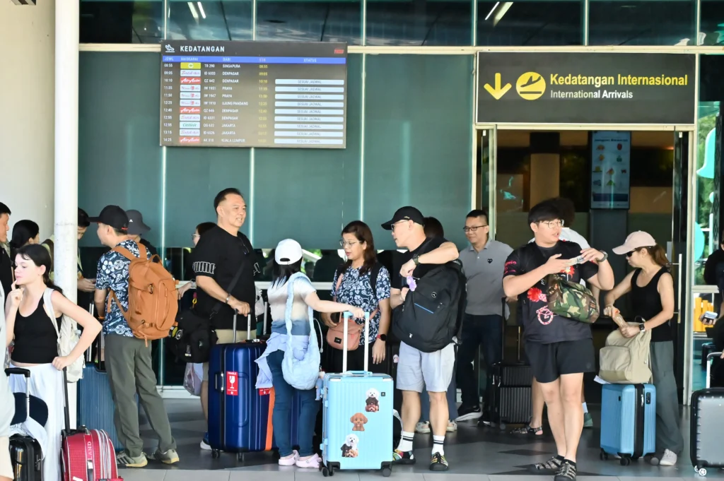 Sejumlah penumpang pesawat menunggu penjemputan setibanya di Bandara Komodo, Manggarai Barat, NTT, Minggu (16/8/2026). (Sumber: Antara foto/Fikri Yusuf/nym)