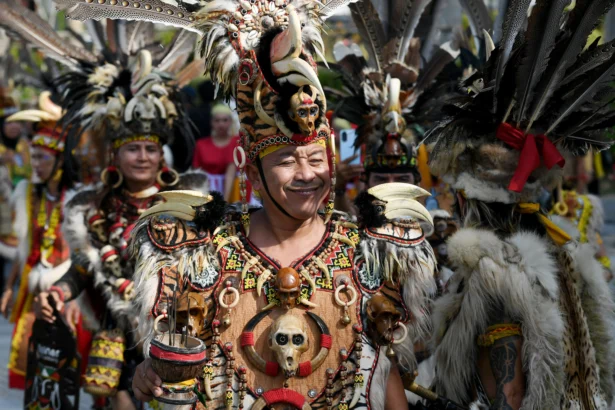 Sejumlah peserta mengenakan pakaian adat dayak mengikuti gelaran Karnaval Kebudayaan di IKN, Penajam Paser Utara, Kalimantan Timur, Sabtu (15/8/2026).