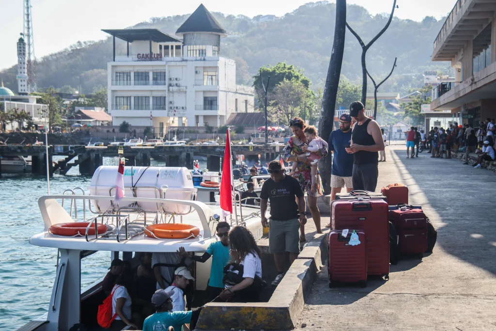 Sejumlah wisatawan mancanegara bersiap menaiki kapal cepat di Pelabuhan Marina Waterfront Labuan Bajo dengan tujuan Taman Nasional Komodo (TNK), Manggarai Barat, Nusa Tenggara Timur (NTT). (Sumber: Antara Foto/Gecio Viana/sth/wsj)