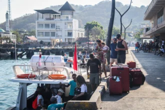 Sejumlah wisatawan mancanegara bersiap menaiki kapal cepat di Pelabuhan Marina Waterfront Labuan Bajo dengan tujuan Taman Nasional Komodo (TNK), Manggarai Barat, Nusa Tenggara Timur (NTT). (Sumber: Antara Foto/Gecio Viana/sth/wsj)