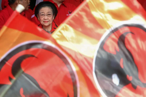 Ketua Umum DPP PDI Perjuangan (PDIP) Megawati Soekarnoputri memimpin upacara peringatan HUT Kemerdekaan ke-81 RI di halaman Masjid At-Taufiq, Sekolah Partai PDIP, Lenteng Agung, Jakarta, Senin (17/8/2026).