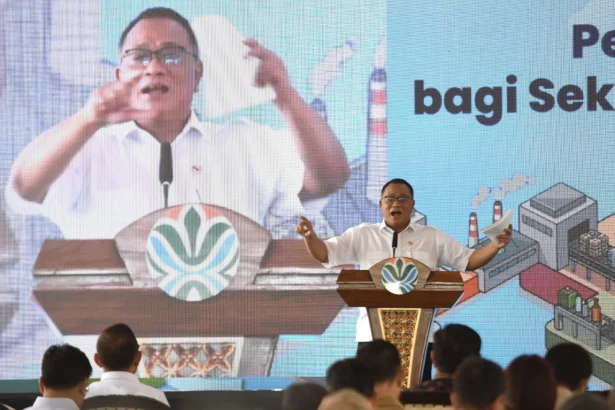 Menteri Lingkungan Hidup Mohammad Jumhur Hidayat memberikan sambutan saat peluncuran perlindungan sosial bagi sektor informal persampahan Indonesia di Refuse Derived Fuel (RDF) Rorotan di Jakarta Utara