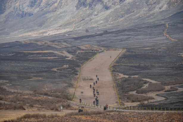 Sejumlah wisatawan melintasi kawasan Taman Nasional Bromo Tengger Semeru (TNBTS), Kabupaten Probolinggo, Jawa Timur, Kamis (20/8/2026).