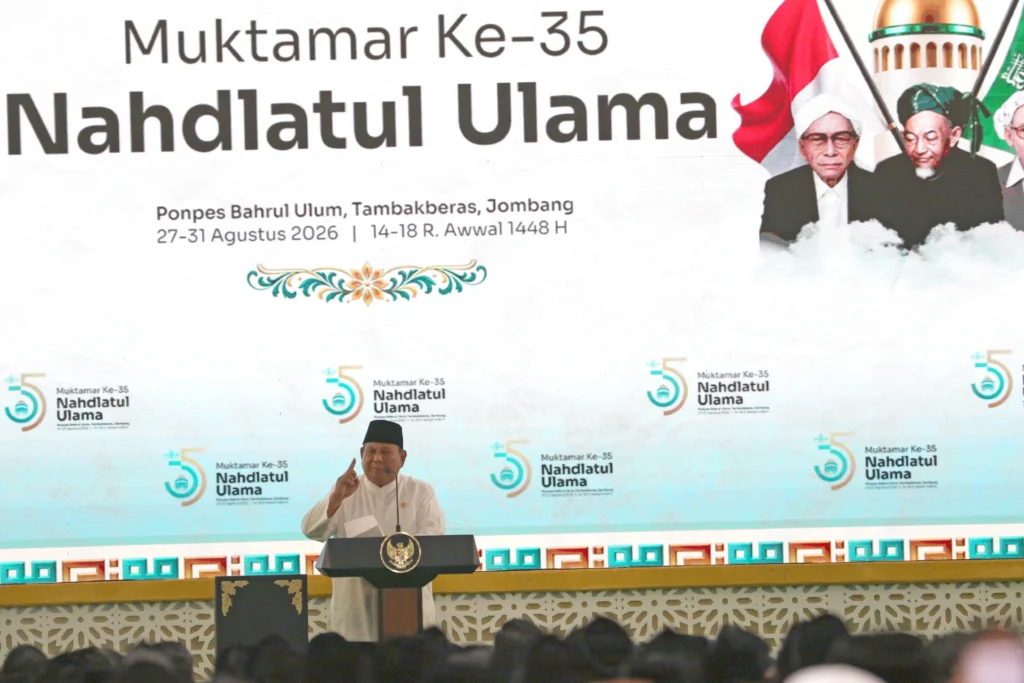 Presiden Prabowo Subianto menyampaikan pidatonya saat membuka secara resmi Muktamar Ke-35 Nahdlatul Ulama (NU) di Lapangan Untung Suropati Tambakberas, Kabupaten Jombang, Jawa Timur. (Sumber: Antara Foto/Syaiful Arif/foc)
