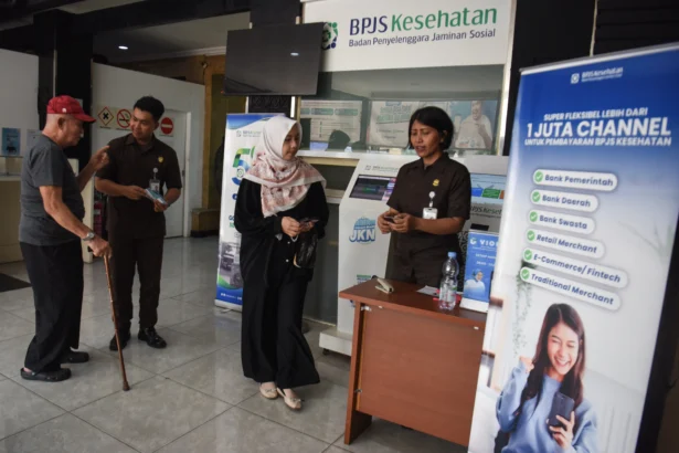 Petugas melayani warga peserta program BPJS Kesehatan di Kantor BPJS Kesehatan Cabang Jakarta Pusat, Jakarta