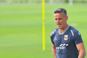 Pelatih Timnas Indonesia John Herdman memimpin sesi latihan di Training Center Bali United, Pantai Purnama, Gianyar, Bali