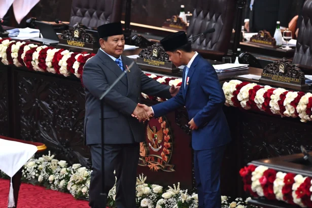 Presiden Prabowo Subianto (kiri) bersalaman dengan Wakil Presiden Gibran Rakabuming Raka usai penandatanganan berita acara penyampaian RUU tentang APBN Tahun Anggaran 2027 beserta Nota Keuangan dalam Rapat Paripurna Pembukaan Masa Persidangan I DPR Tahun Sidang 2026-2027 di Gedung Nusantara, Kompleks Parlemen, Jakarta, Jumat (14/8/2026).