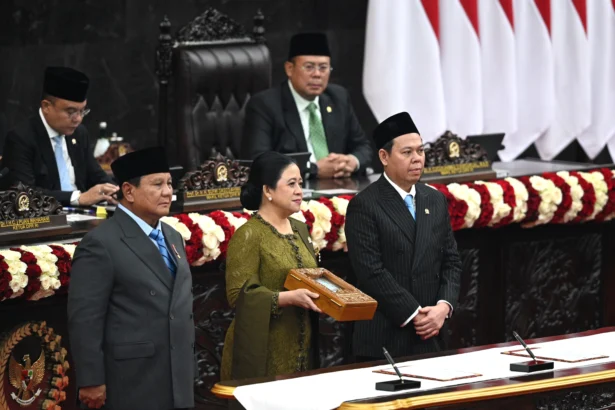 Presiden Prabowo Subianto (kiri) bersama Ketua DPR Puan Maharani (tengah) dan Ketua DPD Sultan Bachtiar Najamudin menunjukkan dokumen pengantar RUU tentang APBN Tahun Anggaran 2027 beserta Nota Keuangan dalam Rapat Paripurna Pembukaan Masa Persidangan I DPR Tahun Sidang 2026-2027 di Gedung Nusantara, Kompleks Parlemen, Jakarta, Jumat (14/8/2026).
