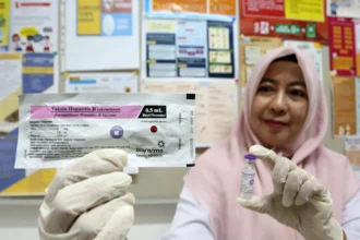 Petugas imunisasi Puskesmas Lampulo memperlihatkan vaksin hepatitis untuk balita di Banda Aceh, Aceh