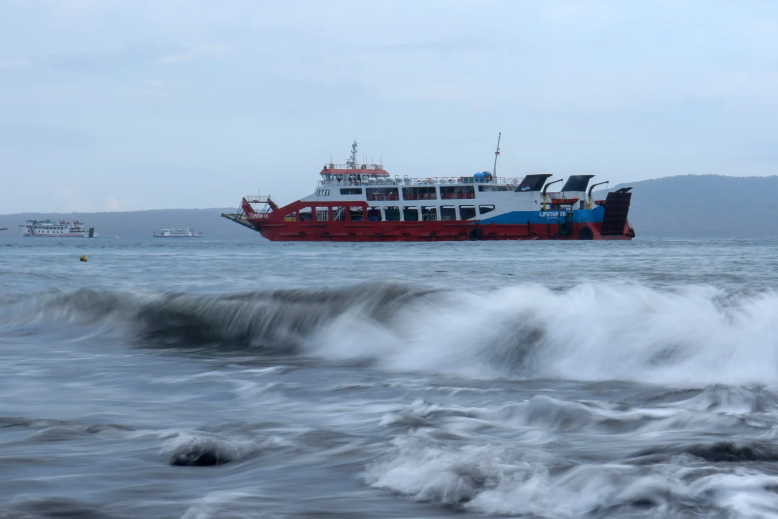 Kapal penyeberangan berlayar di Selat Bali, terlihat dari Pelabuhan Ketapang, Banyuwangi, Jawa Timur, Selasa (28/7/2026).