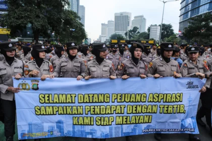 Polisi menutup akses menuju Bundaran HI saat mengamankan unjuk rasa mahasiswa di Jalan MH Thamrin, Jakarta, Selasa (18/8/2026).