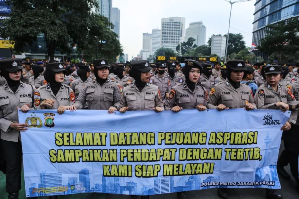 Polisi menutup akses menuju Bundaran HI saat mengamankan unjuk rasa mahasiswa di Jalan MH Thamrin, Jakarta, Selasa (18/8/2026).