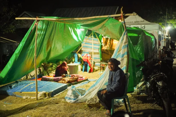 Sejumlah pengungsi beraktivitas di tenda pengungsian mandiri di Pota, Sambi Rampas, Manggarai Timur, Nusa Tenggara Timur (NTT), Minggu (23/8/2026).
