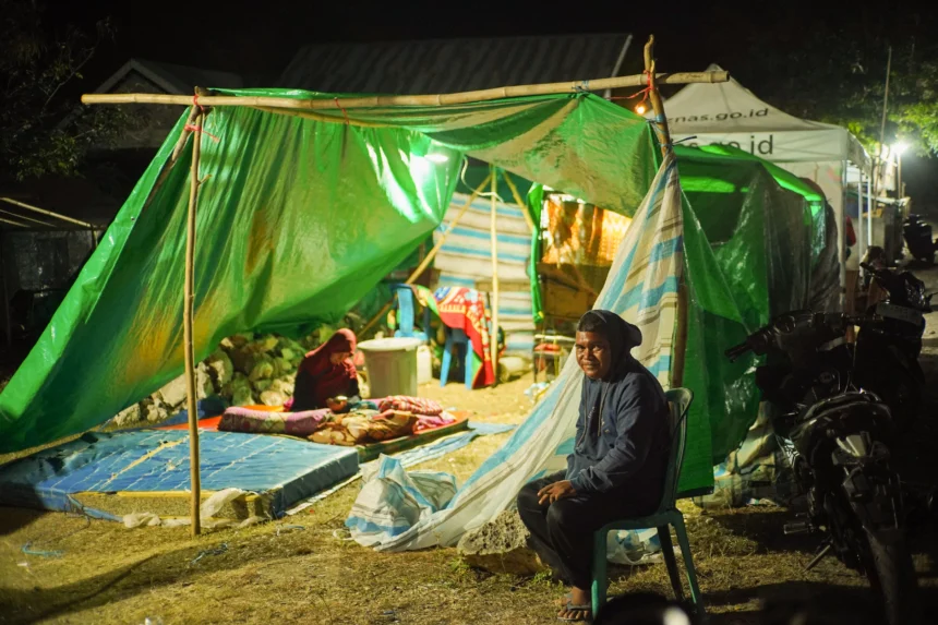 Sejumlah pengungsi beraktivitas di tenda pengungsian mandiri di Pota, Sambi Rampas, Manggarai Timur, Nusa Tenggara Timur (NTT), Minggu (23/8/2026).