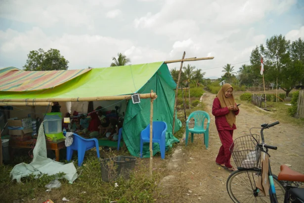 Warga beraktivitas di tenda pengungsian korban gempa di Desa Golo Sepang, Boleng, Manggarai Barat, Nusa Tenggara Timur