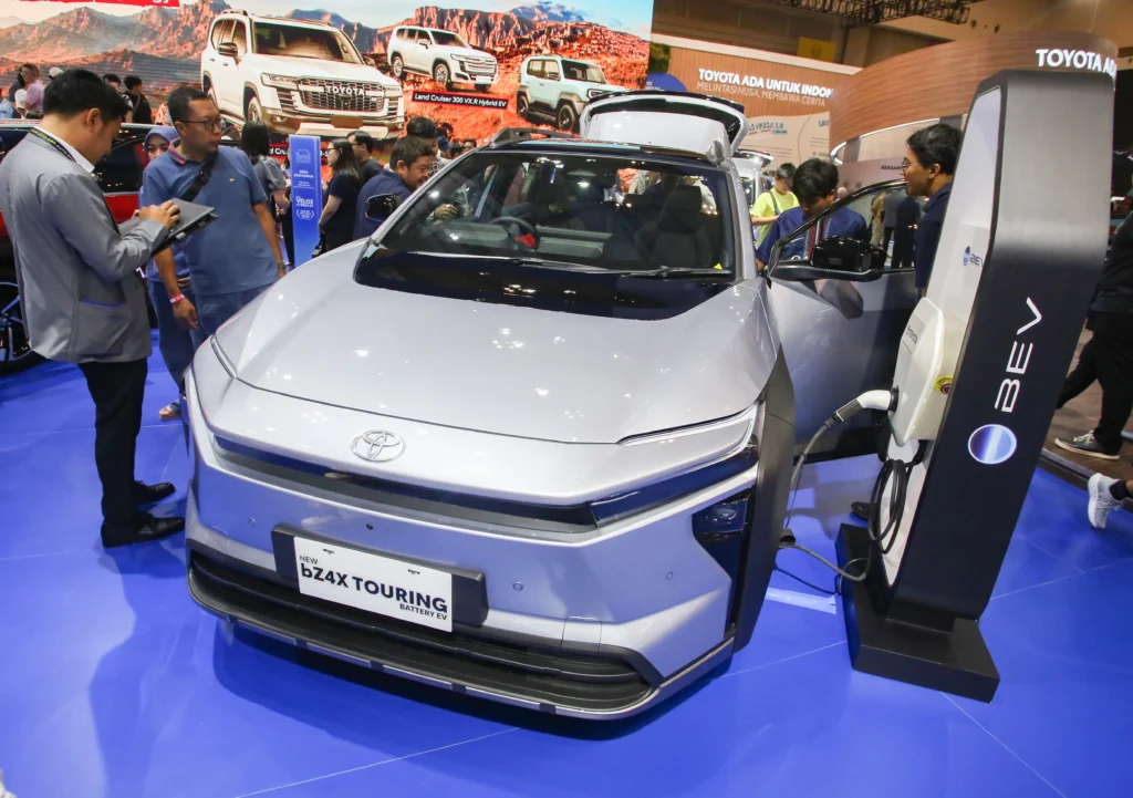 Pengunjung melihat produk terbaru mobil listrik Toyota New bZ4x Touring yang dipamerkan pada pameran otomotif Gaikindo Indonesia International Auto Show (GIIAS) 2026 di Indonesia Convention Exhibition (ICE) BSD, Serpong, Kabupaten Tangerang, Banten, Sabtu (1/8/2026). (sumber: Antara Foto/Muhammad Iqbal/YU)