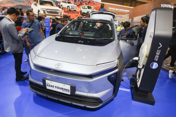 Pengunjung melihat produk terbaru mobil listrik Toyota New bZ4x Touring yang dipamerkan pada pameran otomotif Gaikindo Indonesia International Auto Show (GIIAS) 2026 di Indonesia Convention Exhibition (ICE) BSD, Serpong, Kabupaten Tangerang, Banten, Sabtu (1/8/2026). (sumber: Antara Foto/Muhammad Iqbal/YU)