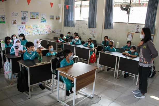 Siswa mengikuti kegiatan belajar mengajar di SD Negeri 4 Menteng, Palangka Raya, Kalimantan Tengah