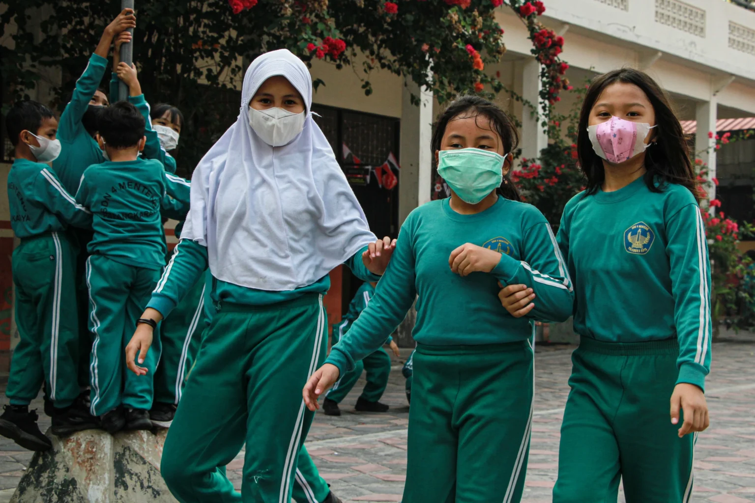 Siswa berjalan di halaman sekolah sebelum dimulainya kegiatan belajar mengajar di SD Negeri 4 Menteng, Palangka Raya, Kalimantan Tengah, Jumat (21/8/2026).
