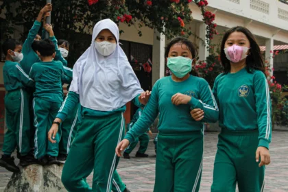 Siswa berjalan di halaman sekolah sebelum dimulainya kegiatan belajar mengajar di SD Negeri 4 Menteng, Palangka Raya, Kalimantan Tengah, Jumat (21/8/2026).