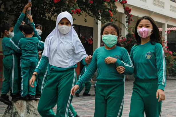 Siswa berjalan di halaman sekolah sebelum dimulainya kegiatan belajar mengajar di SD Negeri 4 Menteng, Palangka Raya, Kalimantan Tengah, Jumat (21/8/2026).