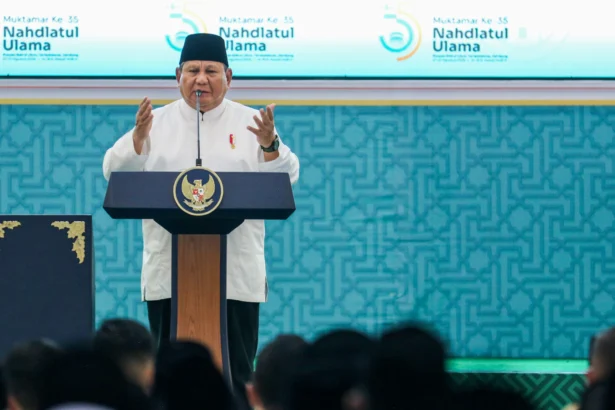 Presiden Prabowo Subianto menyampaikan sambutan saat penutupan Muktamar Ke-35 Nahdlatul Ulama (NU) di Pondok Pesantren Bahrul Ulum Tambakberas, Jombang, Jawa Timur. (Sumber: Antara Foto/Syaiful Arif/agr)