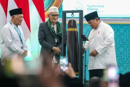 Presiden Prabowo Subianto (kanan) menutup Muktamar Ke-35 Nahdlatul Ulama (NU) disaksikan Rais Aam terpilih KH Miftahul Akhyar (tengah) dan Ketum PBNU terpilih KH Abdul Hakim Mahfudz atau Gus Kikin di Pondok Pesantren Bahrul Ulum Tambakberas, Jombang, Jawa Timur, Senin (31/8/2026).