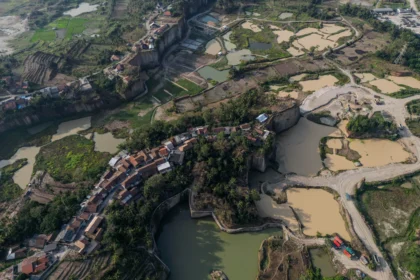 Foto udara kawasan permukiman warga di dekat area tambang galian C yang telah ditutup di Mancak, Kabupaten Serang, Banten, Kamis (23/7/2026).