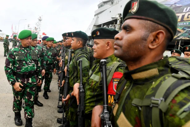 Panglima Kodam (Pangdam) VI/Mulawarman Mayor Jenderal TNI Krido Pramono (kiri) memeriksa pasukkan saat upacara penyambutan Satgas pengamanan perbatasan RI-Papua Nugini Yonif 613/Raja Alam di Pelabuhan Semayang, Balikpapan, Kalimantan Timur, Rabu (22/7/2026).