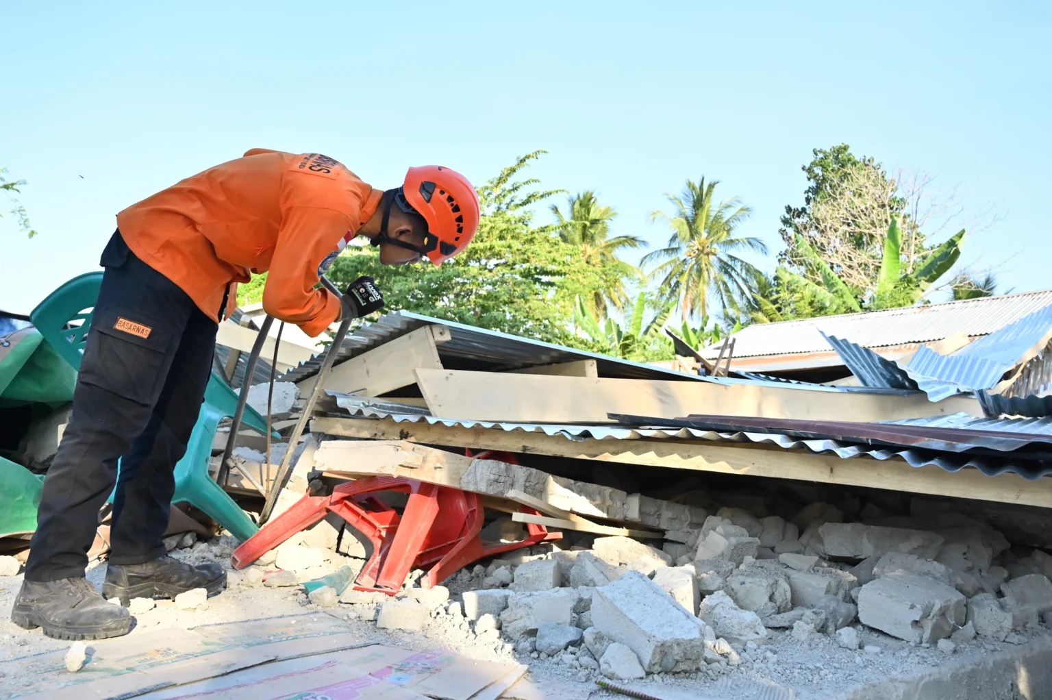 Personel Basarnas memeriksa kondisi bangunan yang rusak saat melakukan penyisiran di lokasi terdampak gempa bumi di Manggarai Timur, Nusa Tenggara Timur (NTT). (Sumber: Antara Foto/Fikri Yusuf/kye)