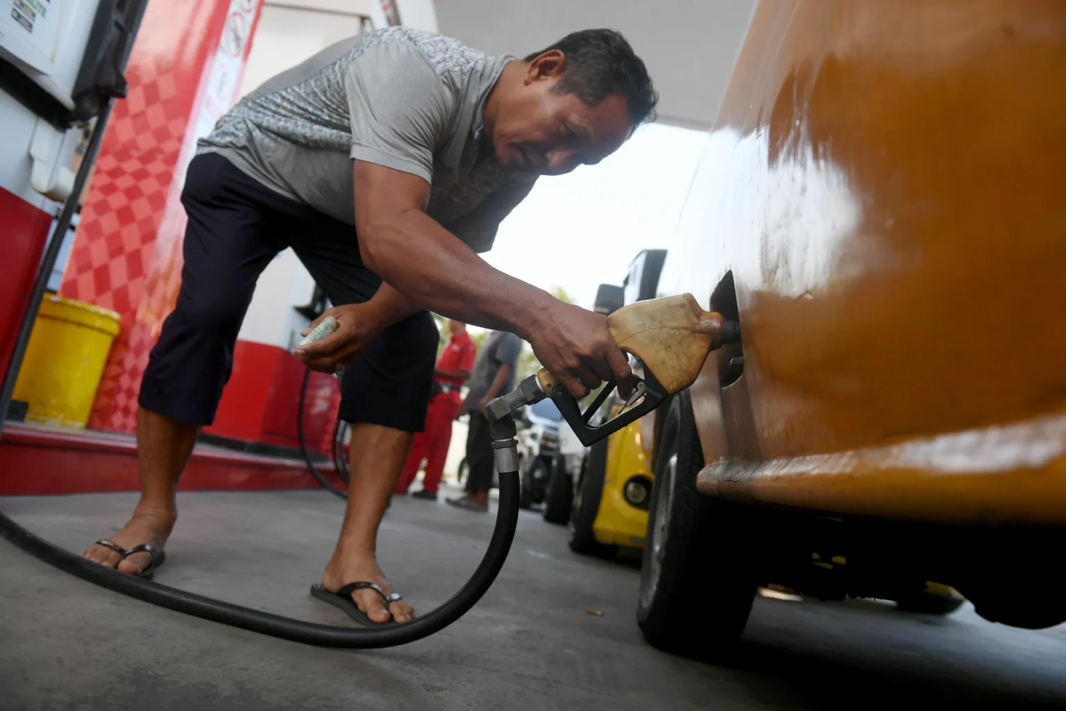 Pengendara mengisi bahan bakar minyak (BBM) jenis pertalite di SPBU MT Haryono, Balikpapan, Kalimantan Timur, Selasa (25/8/2026).