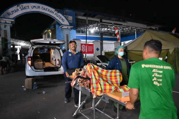 Petugas medis memindahkan pasien ke dalam tenda darurat di RSUD Ruteng, Kabupaten Manggarai, NTT, Minggu (16/8/2026).